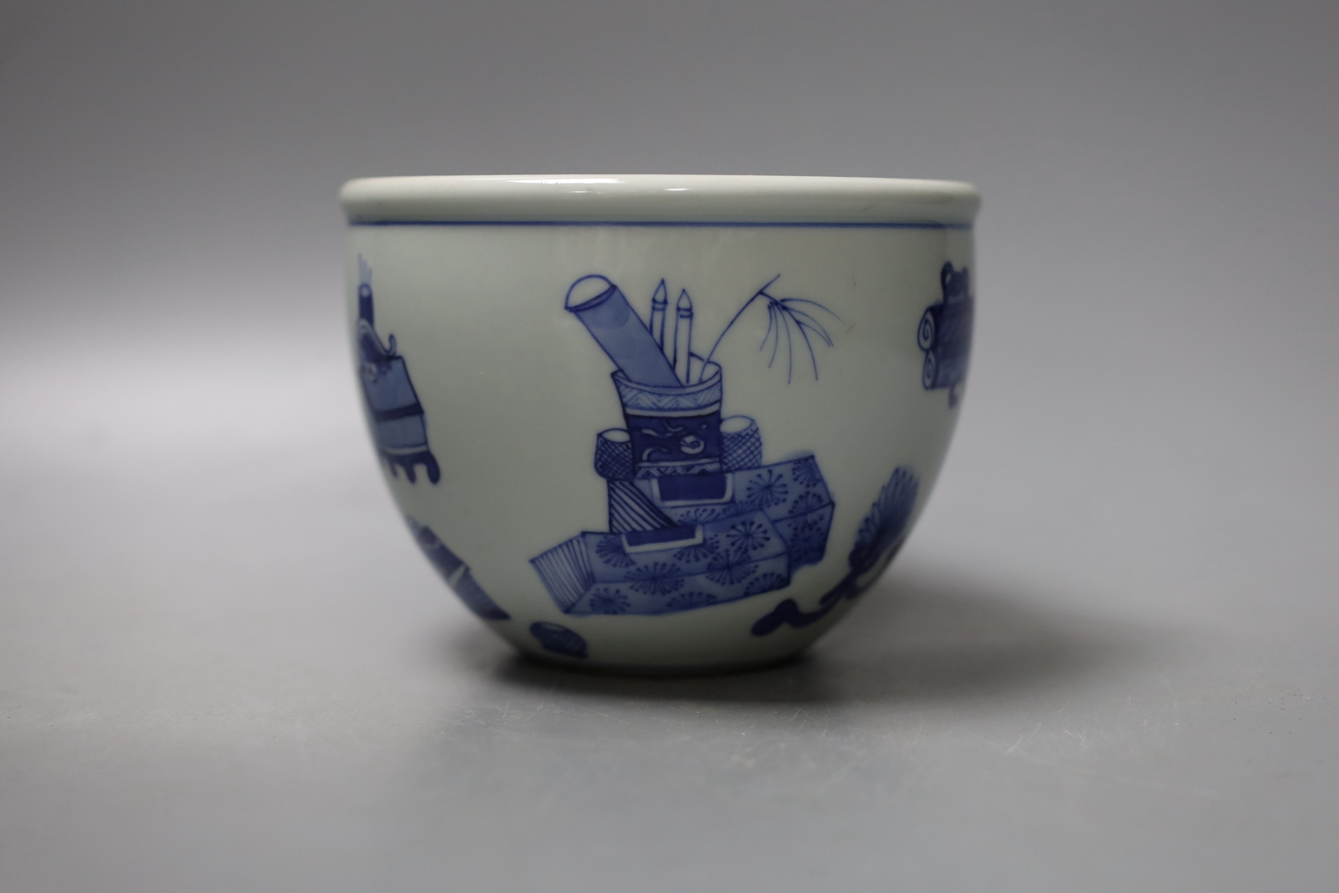 A small Chinese blue and white jardiniere, 10cm